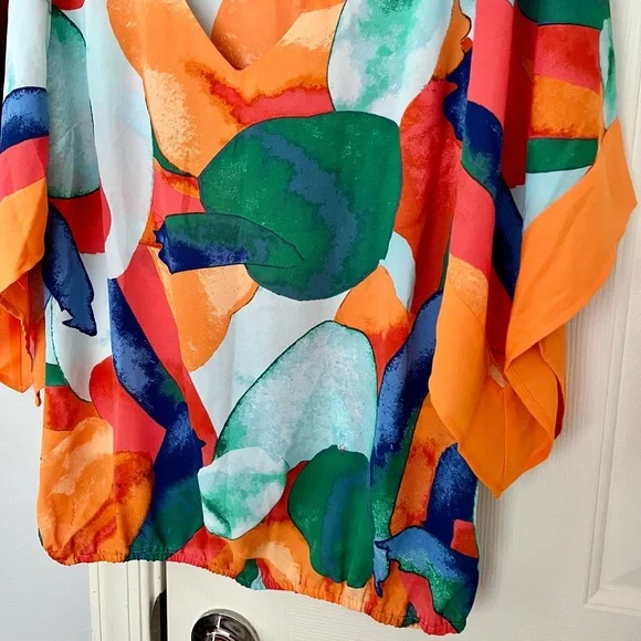 🔥NWOT🔥 Classy, Elegant Lightweight Fun Colors Wide Sleeves Top - Picture 4 of 9